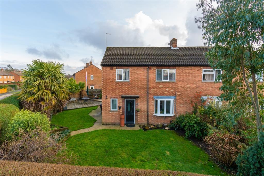 Sandycroft Road, Little Chalfont, Buckinghamshire, HP6 6QN 3 bed semi