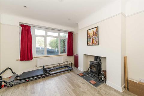 14 Lymington Gardens, Epsom, KT19 0LY