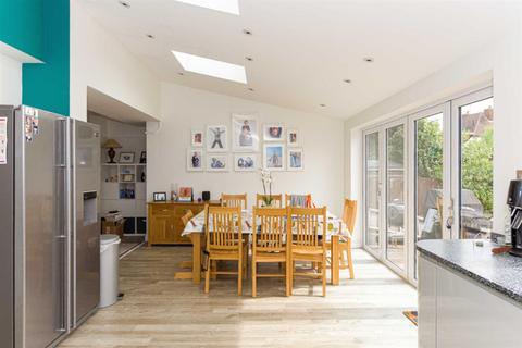 14 Lymington Gardens, Epsom, KT19 0LY