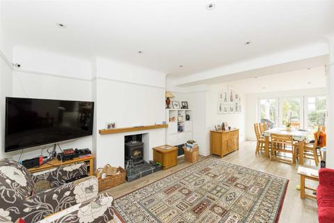 14 Lymington Gardens, Epsom, KT19 0LY
