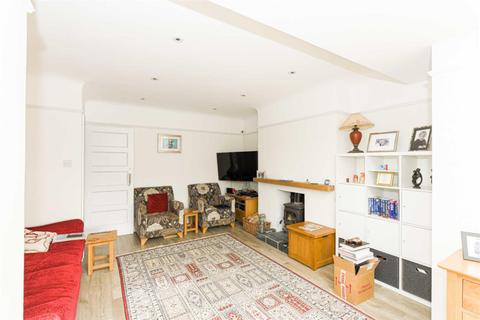 14 Lymington Gardens, Epsom, KT19 0LY