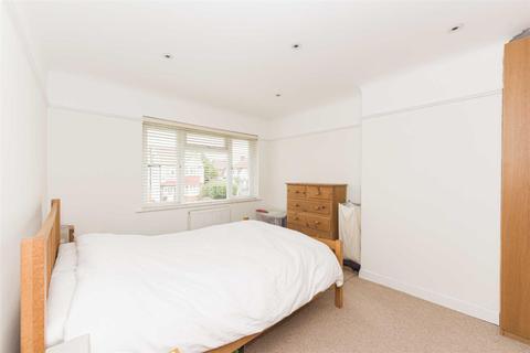 14 Lymington Gardens, Epsom, KT19 0LY