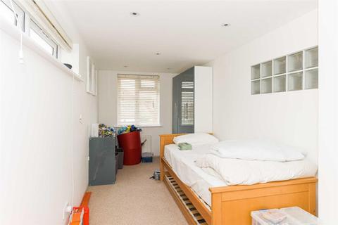 14 Lymington Gardens, Epsom, KT19 0LY