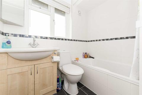 14 Lymington Gardens, Epsom, KT19 0LY