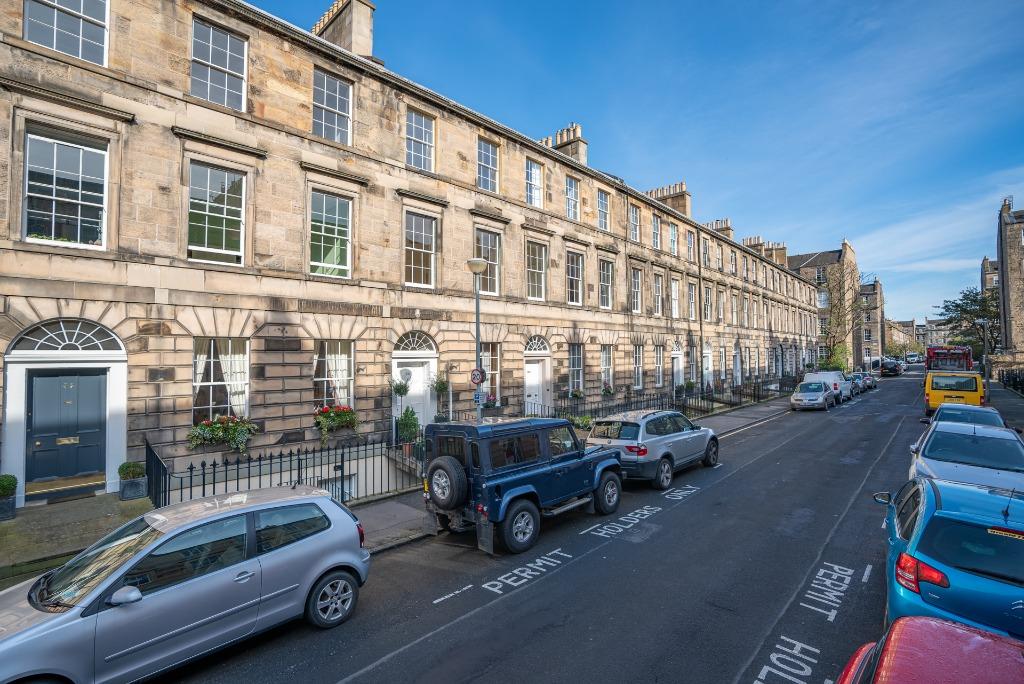 Cumberland Street, New Town, Edinburgh, EH3 4 bed flat £2,495 pcm (£