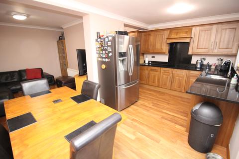 101 Elmstead Gardens, Worcester Park, KT4 7BG