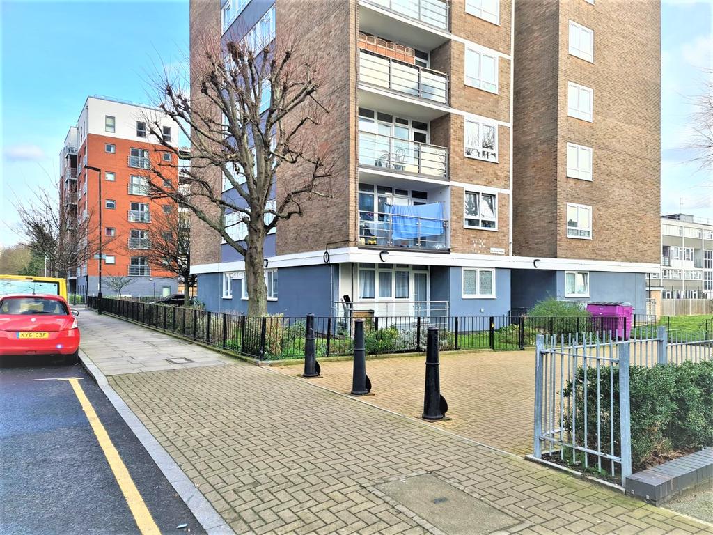 2 bedroom Flat close to Mile End Tube