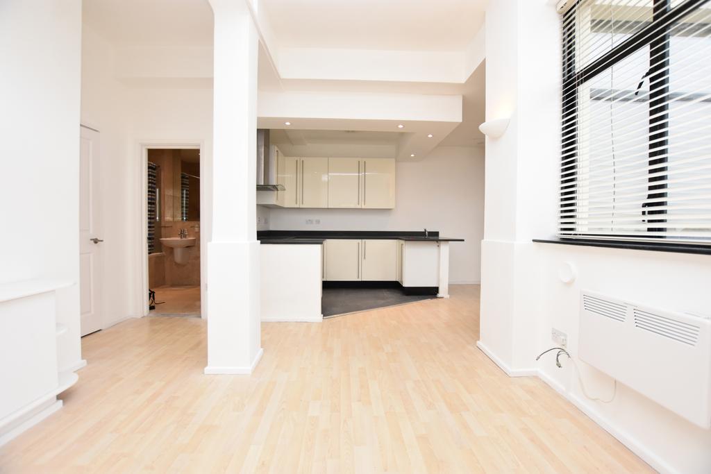 24 Carnarvon Road, E18 3 bed flat £1,647 pcm (£380 pw)