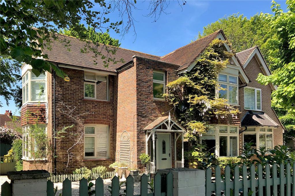 Holtspur Lane, Wooburn Green, HP10 4 bed detached house £3,100 pcm (£