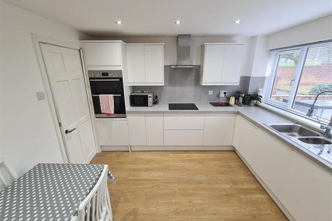 3 bedroom terraced house to rent, Shawholm Crescent, Pollokshaws, Glasgow