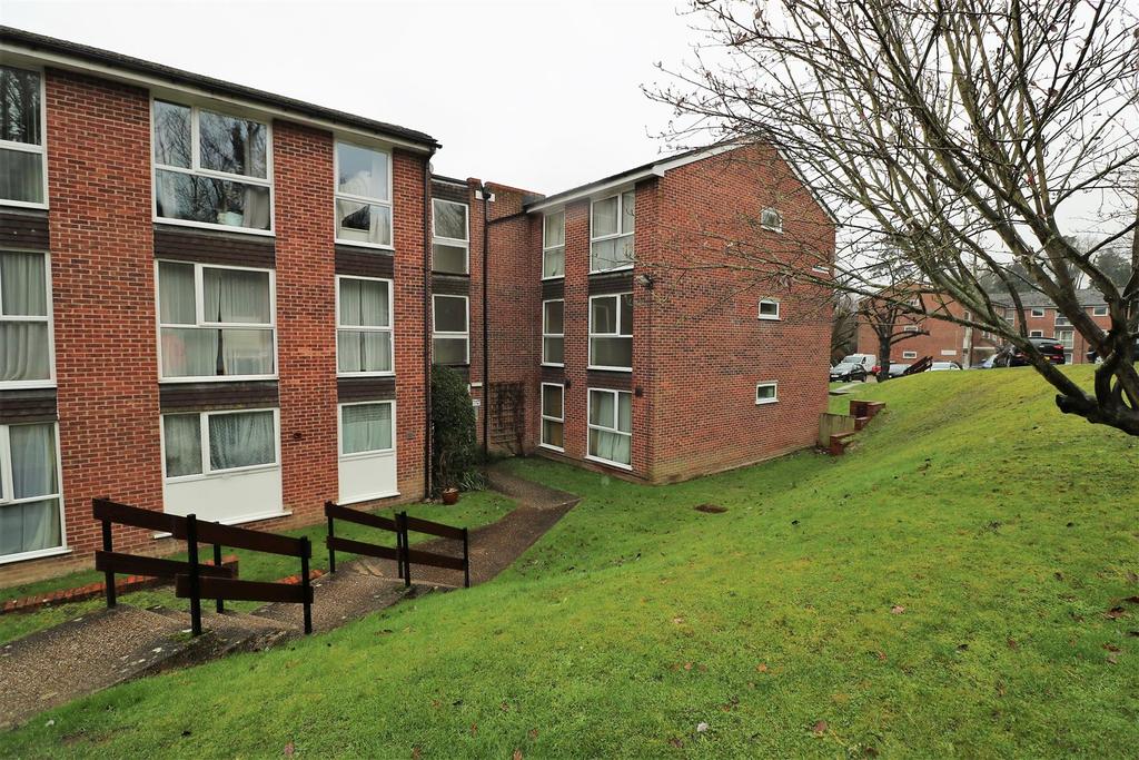 Trafalgar Court, Southcote Road, Reading 2 bed apartment £199,950