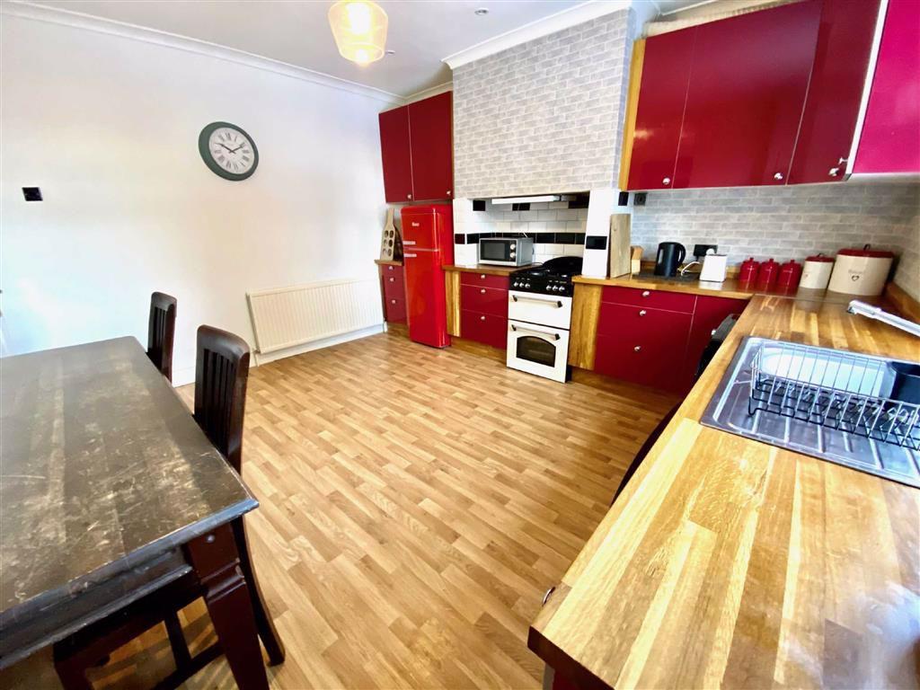 Kitson Hill Road, Mirfield, WF14 3 bed semidetached house for sale £