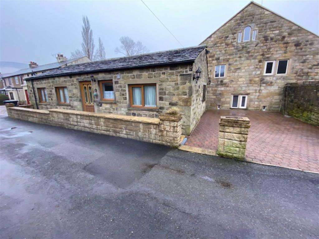 Nest Lane, Mytholmroyd, Halifax, HX7 3 bed detached bungalow £850 pcm