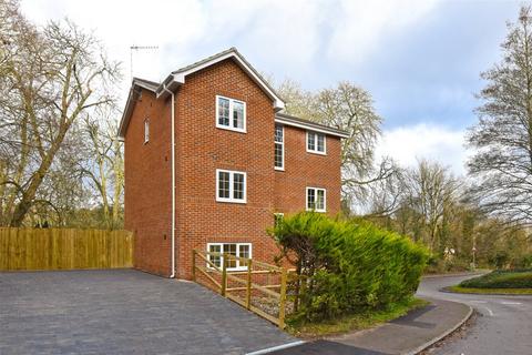 4 bedroom detached house to rent, Valley Road, Henley-On-Thames, RG9