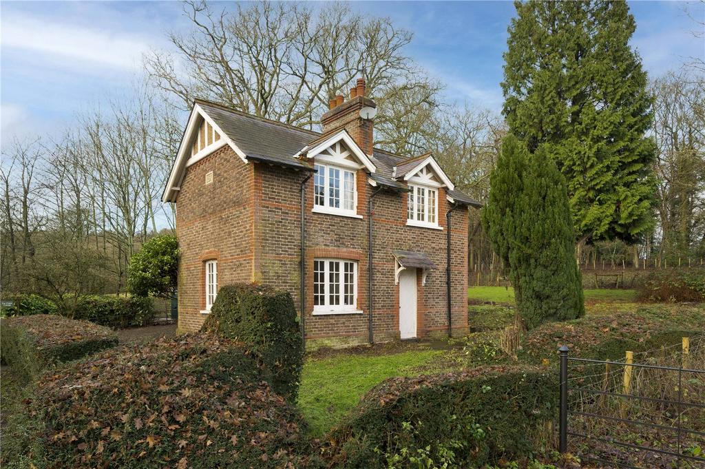 South Park Lane, Bletchingley, Redhill, RH1 3 bed detached house £1,400 pcm (£323 pw)