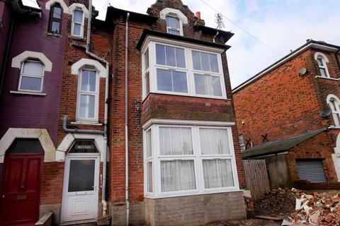 2 bedroom flat to rent, Hill Road, Harwich