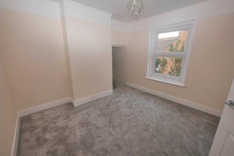 2 bedroom flat to rent, Hill Road, Harwich