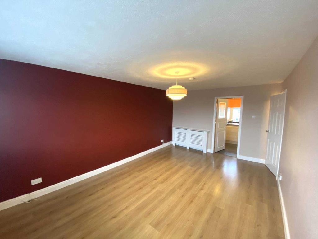 York Way, Renfrew 2 bed flat £575 pcm (£133 pw)