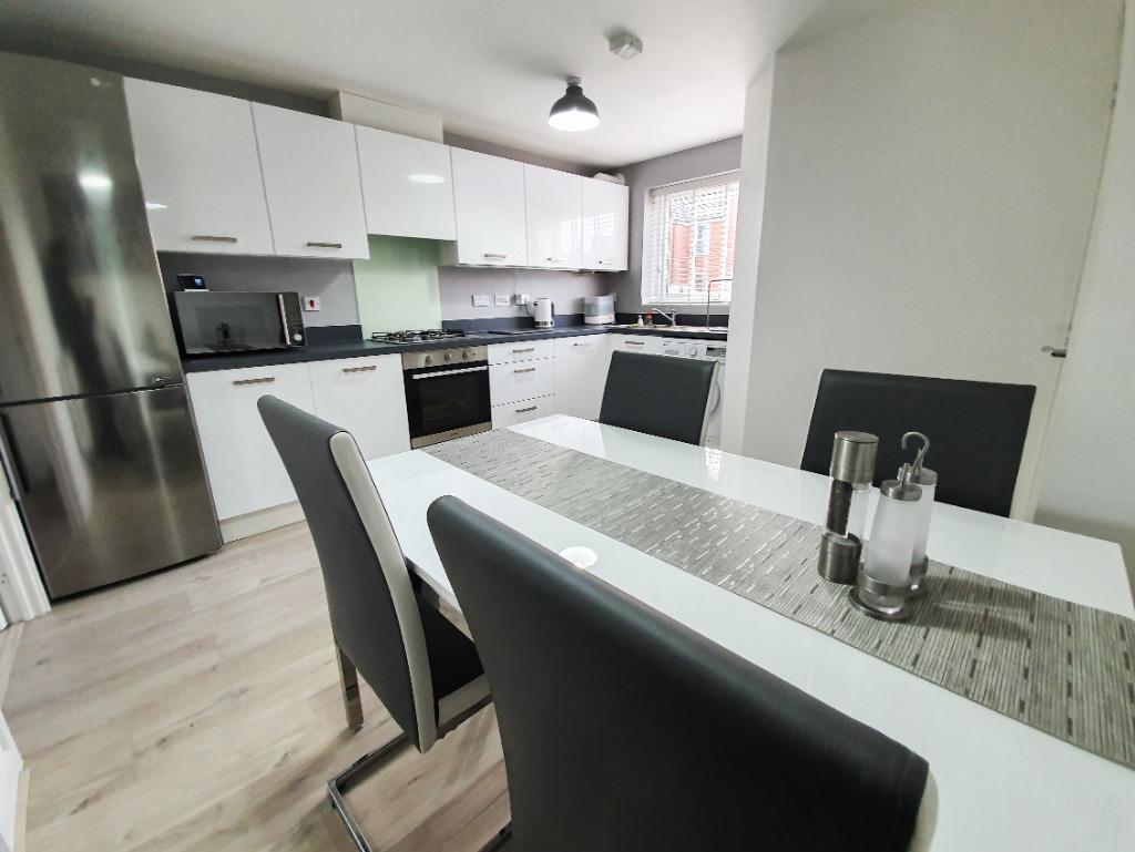 Kitchen &amp; dining room