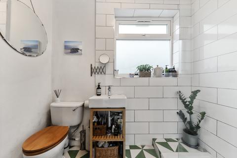 17 Shirley Gardens, London, W7 3PT