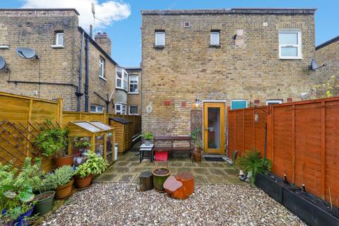 17 Shirley Gardens, London, W7 3PT