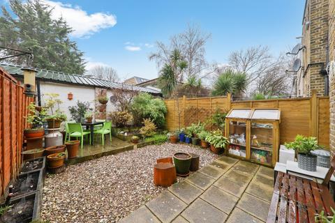 17 Shirley Gardens, London, W7 3PT