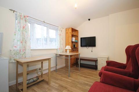 Studio to rent, Shaldon Drive, Morden