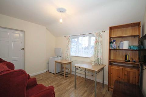 Studio to rent, Shaldon Drive, Morden