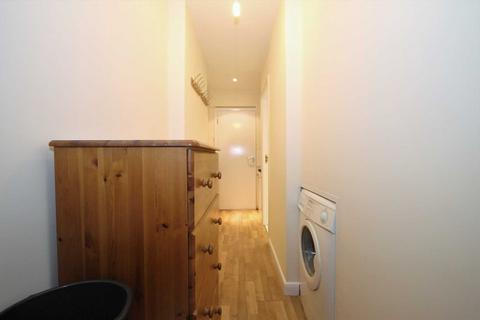 Studio to rent, Shaldon Drive, Morden