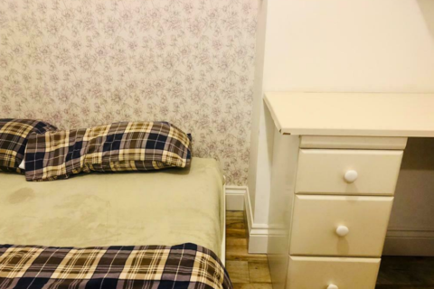 5 bedroom house share to rent - Massive Room with Double Bed and Single Bunk Bed to Rent in Purley CR8. Couples Accepted.