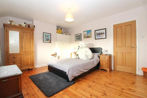 24 Kelcliffe Avenue, Guiseley, Leeds, LS20 9EW
