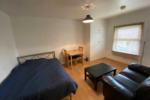 Studio to rent, Argyle Road, West Ealing