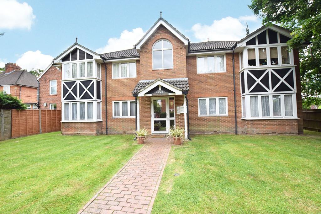 Hammond Court, Shepherds Lane, Bracknell, Berkshire, RG42 2 bed apartment £925 pcm (£213 pw)