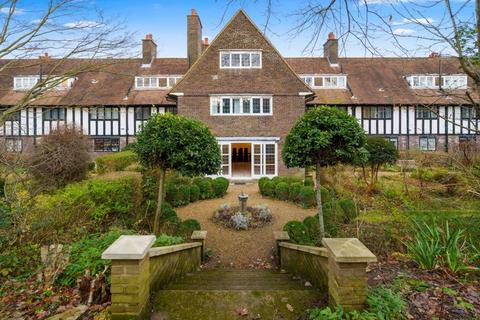3 bedroom apartment to rent, Heath Close, Hampstead Garden Suburb, NW11