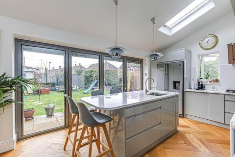 26 Ellesmere Drive, South Croydon, CR2 9EJ
