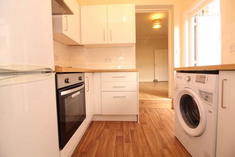 3 bedroom ground floor flat to rent, Deckham Terrace, Gateshead NE8