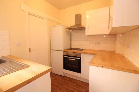 3 bedroom ground floor flat to rent, Deckham Terrace, Gateshead NE8