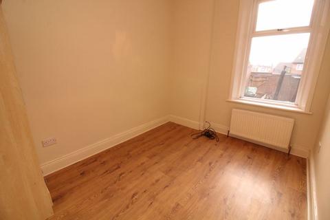 3 bedroom ground floor flat to rent, Deckham Terrace, Gateshead NE8