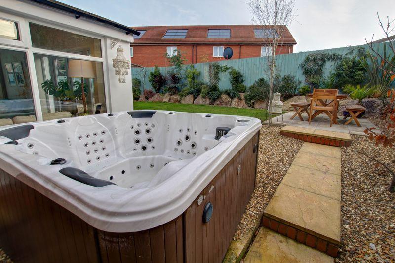 Garden &amp; Hot Tub