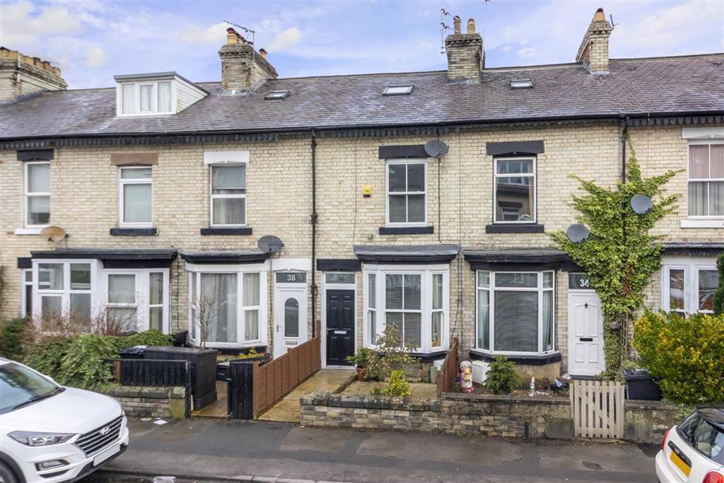 Chatsworth Place, Harrogate, North Yorkshire 4 bed terraced house £