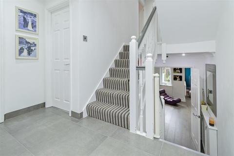 12 Blattner Close, Elstree, Borehamwood, WD6 3PD