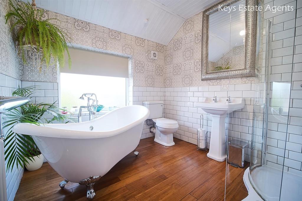 Bathroom 1.jpg
