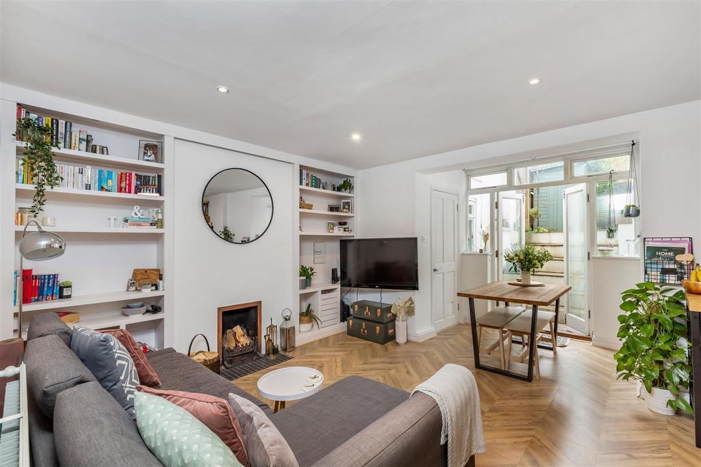 Rosemary Lane, East Sheen, SW14 2 bed flat £475,000