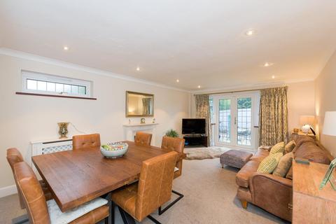 2b Headley Close, Epsom, KT19 9JA