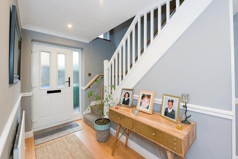 2b Headley Close, Epsom, KT19 9JA