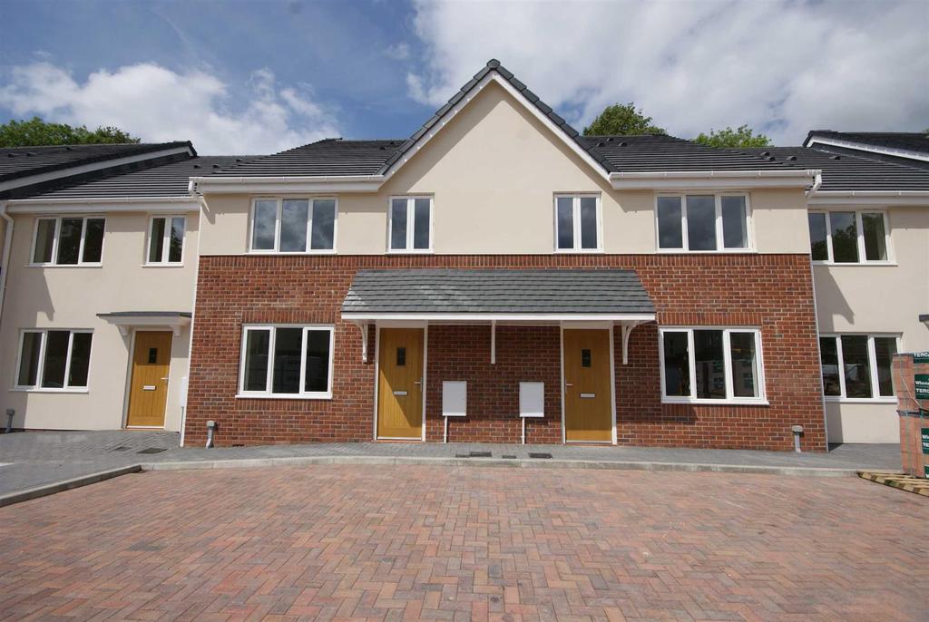 Clarendon Gardens, Bolton 2 bed townhouse to rent £650 pcm (£150 pw)