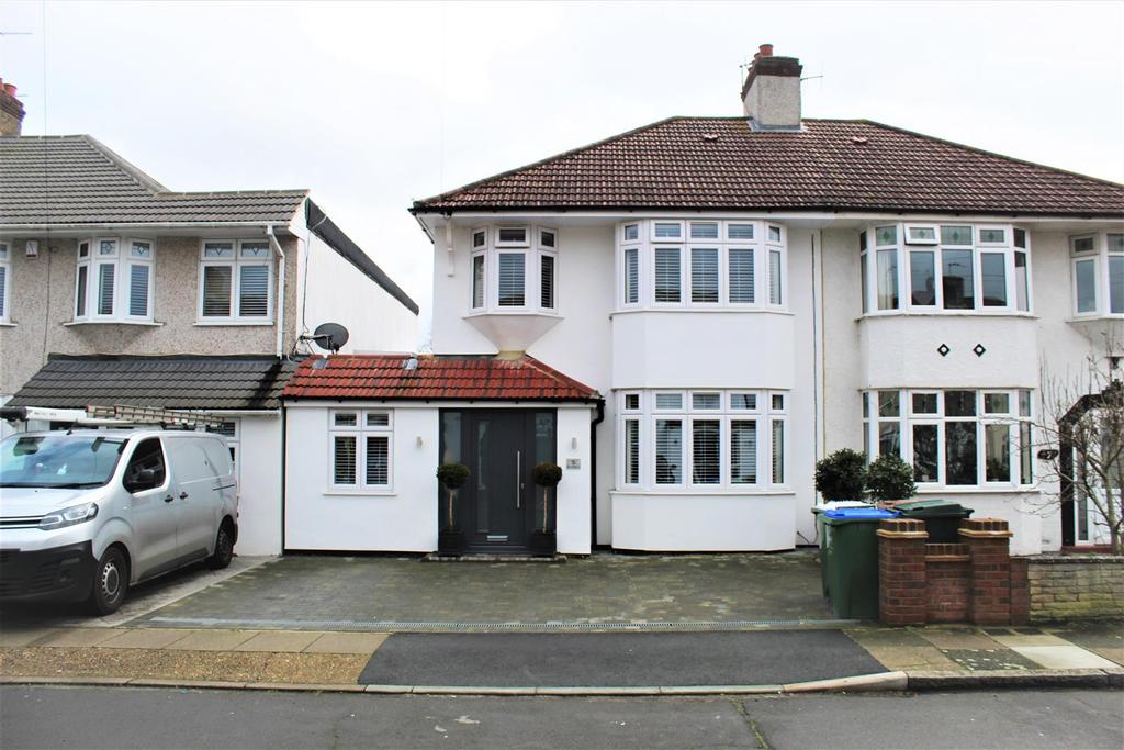 Malvern Avenue, Bexleyheath 3 bed semidetached house £2,100 pcm (£