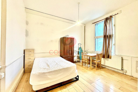 Studio to rent, Holloway Road, Islington, London N7