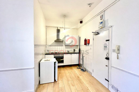 Studio to rent, Holloway Road, Islington, London N7