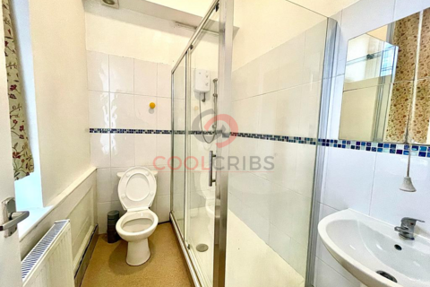 Studio to rent, Holloway Road, Islington, London N7